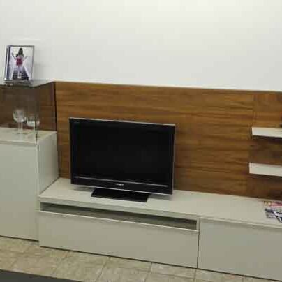 Librería en chapa de nogal y laca mate